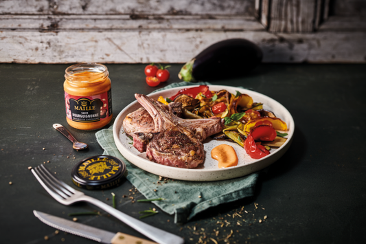 Côtelettes d’agneau, légumes grillés & sauce bourguignonne Maille
