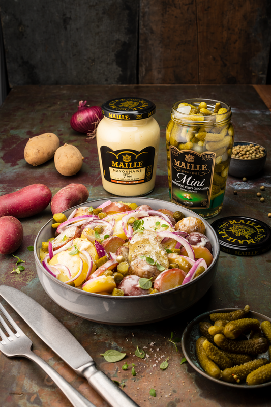 Salade de pommes de terre, oignons rouges et cornichons