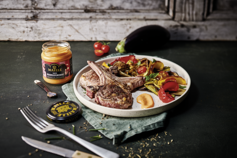 Côtelettes d’agneau, légumes grillés & sauce bourguignonne Maille