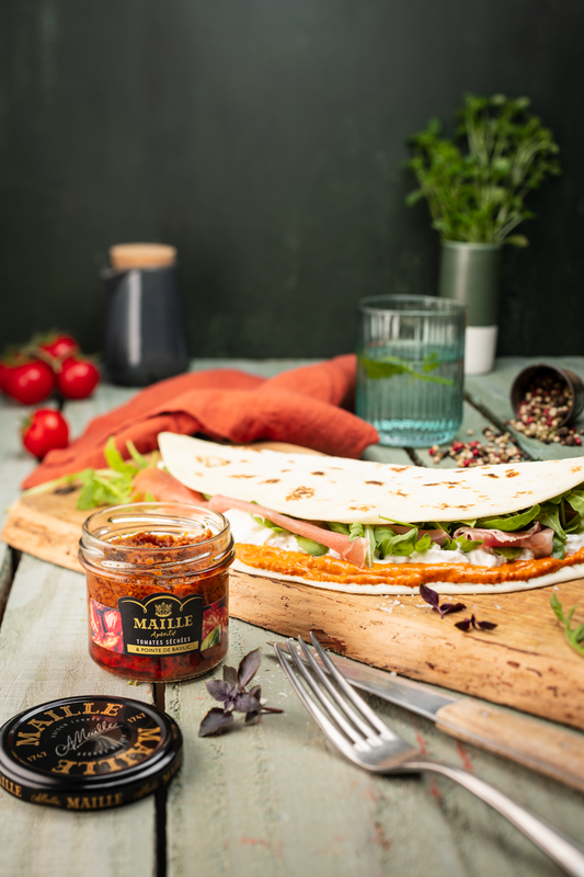 Piadina au jambon cru, Pecorino et tartinable Maille tomates séchées