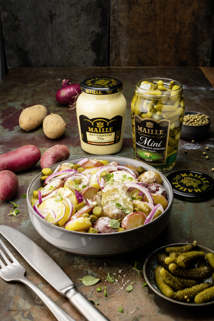 Salade de pommes de terre, oignons rouges et cornichons