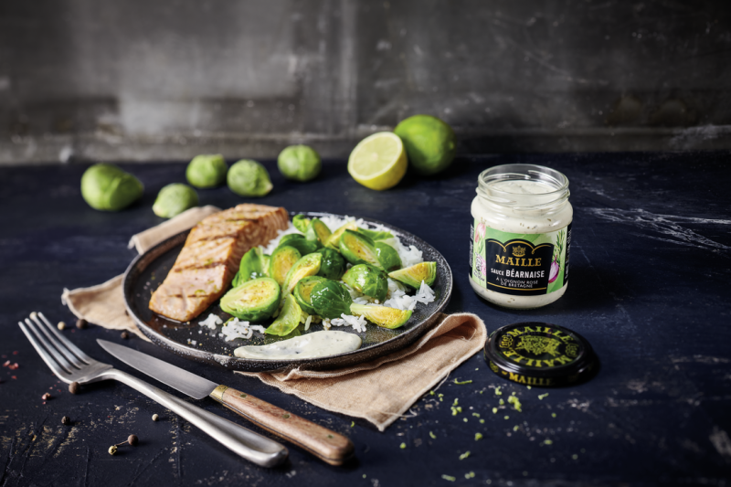 Saumon grillé, riz, choux de Bruxelles & sauce béarnaise Maille