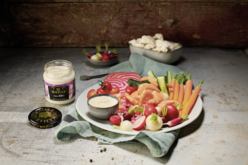 Plateau apéritif de crudités, crevettes & sauce aïoli Maille