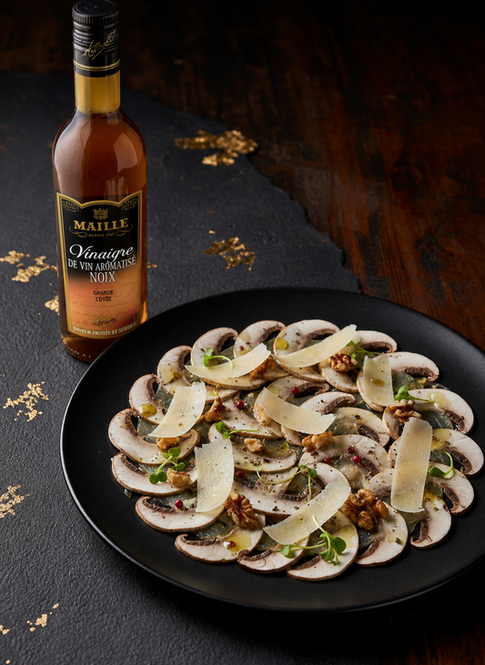 Carpaccio de champignons, parmesan et noix au vinaigre de noix