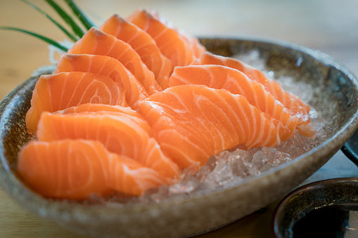 Sashimi de saumon et sa Vinaigrette Légère à la Pulpe de Mangue Maille