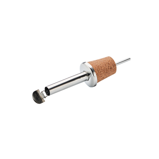 un bec verseur en inox avec un bouchon de liege qui s'adapte à toutes les bourteilles standart aux cruchons maille