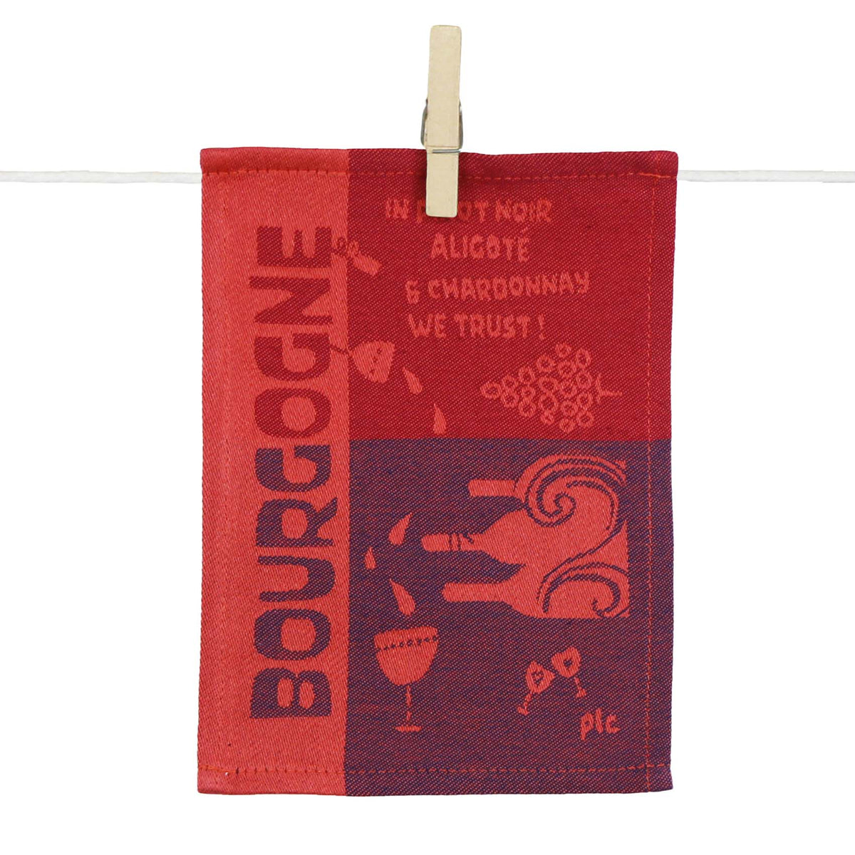 Para-tapas Bourgogne en textile rouge et bordeaux, illustré de bouteilles, grappes de raisin et verres à vin, avec l’inscription « In Pinot Noir, Aligoté & Chardonnay We Trust! ».
