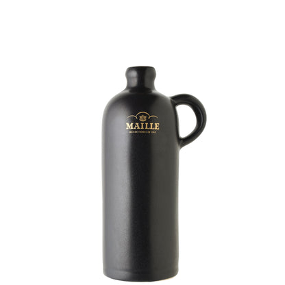 Cruchon Maille noir en céramique émaillée, doté d’une anse latérale élégante et orné du logo Maille doré accompagné de la mention « Maison fondée en 1747 ». Son design épuré aux lignes cylindriques et sa finition noire texturée en font une pièce raffinée, idéale pour servir huiles, vinaigres ou autres condiments à table.