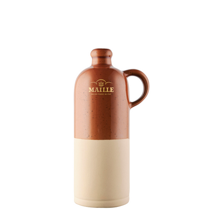 Cruchon Maille couleur miel en céramique émaillée, associant une partie supérieure aux tons chauds ambrés et une base en grès naturel beige. Orné du logo Maille doré et de la mention « Maison fondée en 1747 », ce cruchon est doté d’une anse élégante facilitant le service. Son design raffiné apporte une touche authentique et chaleureuse à la table, idéal pour présenter huiles, vinaigres ou autres condiments.