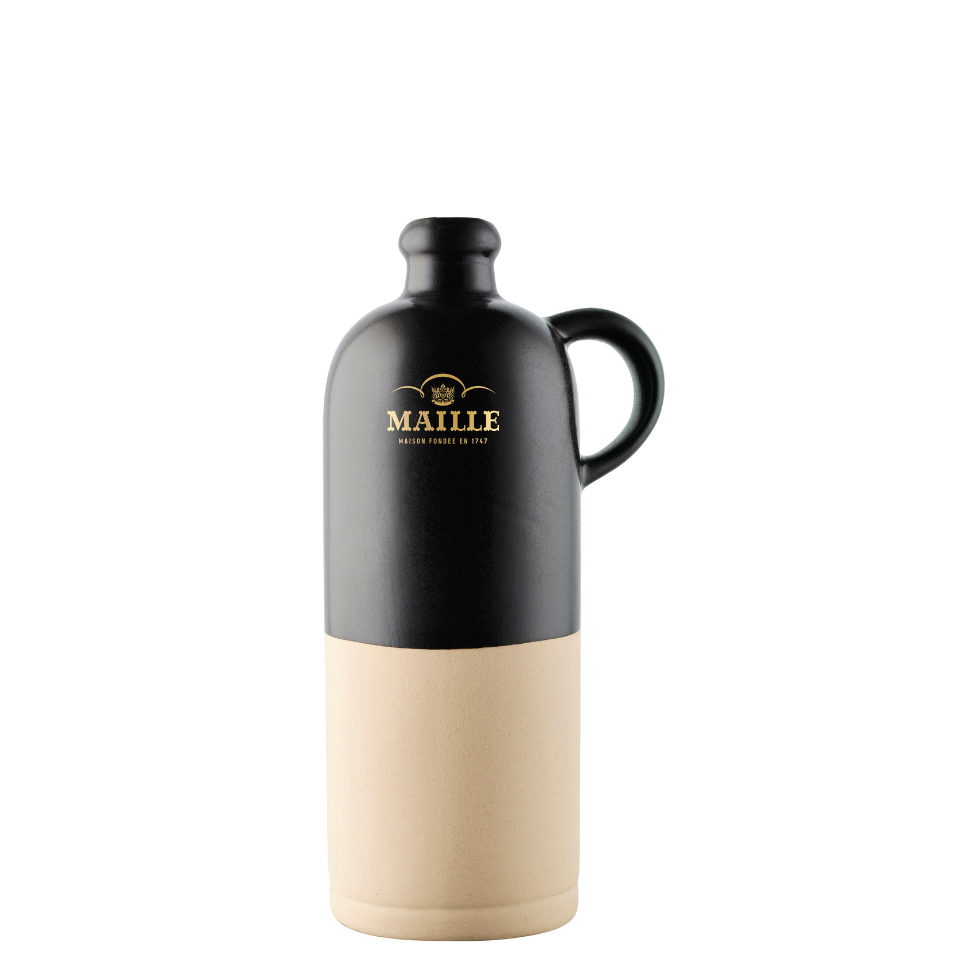 Cruchon Maille couleur noir ébène en céramique, associant une partie supérieure noire mate à une base en grès naturel beige. Doté d’une anse élégante et orné du logo Maille doré accompagné de la mention « Maison fondée en 1747 », ce cruchon au design raffiné est idéal pour servir huiles, vinaigres ou autres condiments. Son contraste entre le noir profond et le grès naturel apporte une touche contemporaine et authentique à la table.