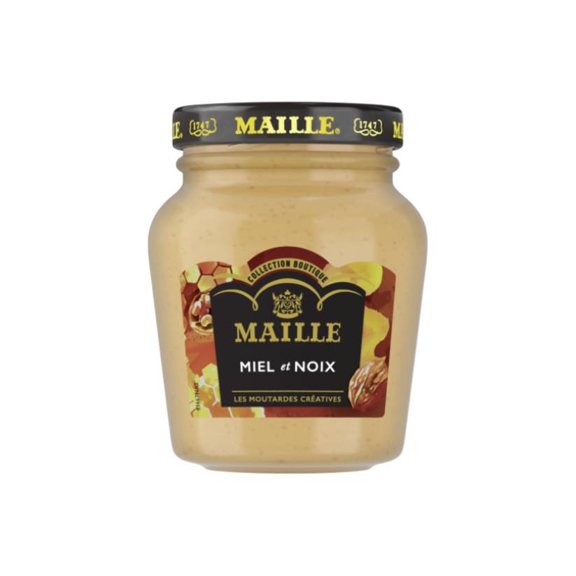 Pot en verre de moutarde Maille Miel et Noix de la Collection Boutique. Cette moutarde à la texture onctueuse est présentée dans un bocal transparent avec couvercle noir signature Maille. L’étiquette noire et cuivrée, illustrée de miel et de noix, met en avant l’alliance gourmande de la douceur du miel et des notes délicatement toastées de la noix dans une recette créative et raffinée.
