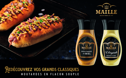 Visuel promotionnel Maille mettant en avant les moutardes en flacon souple. Deux produits, la Moutarde au Miel Maille et la Moutarde de Dijon L’Originale Maille, sont présentés au premier plan devant des sandwichs garnis de viande effilochée, de chou rouge, d’herbes fraîches et de sauce moutarde. Le fond sombre met en valeur les produits ainsi que le logo Maille. Le texte promotionnel indique : « Redécouvrez vos grands classiques » et « Moutardes en flacon souple ».