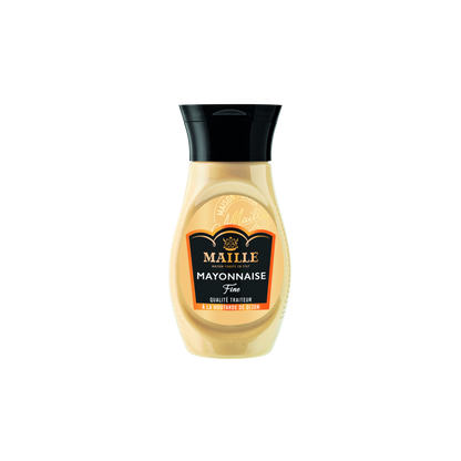 Mayonnaise Fine Maille à la moutarde de Dijon présentée dans un flacon souple avec bouchon noir. La mayonnaise onctueuse de couleur crème est visible à travers l’emballage. Le produit est détouré sur fond transparent, mettant en valeur le packaging noir, or et orange emblématique de Maille ainsi que la mention « Mayonnaise Fine - Qualité Traiteur à la moutarde de Dijon ».