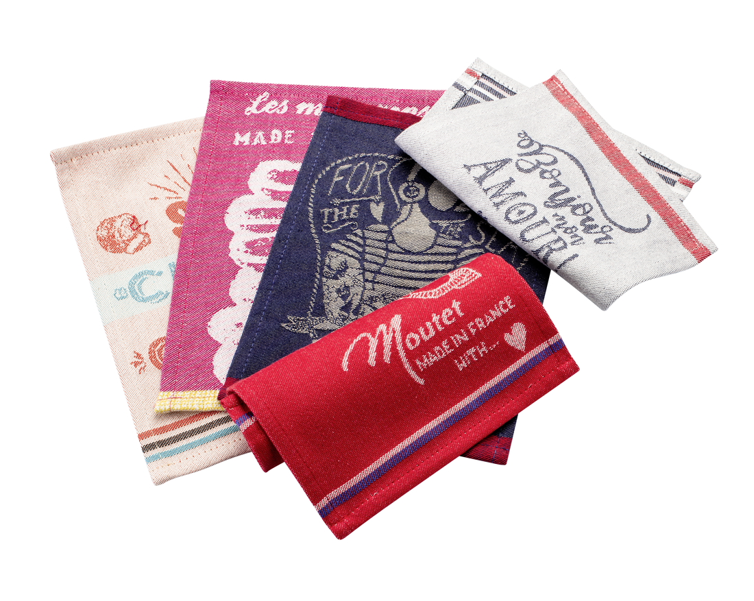 Assortiment de porte-tapas textiles aux motifs inspirés de l’art de vivre français, comprenant des modèles parisiens, gourmands et régionaux aux couleurs variées.