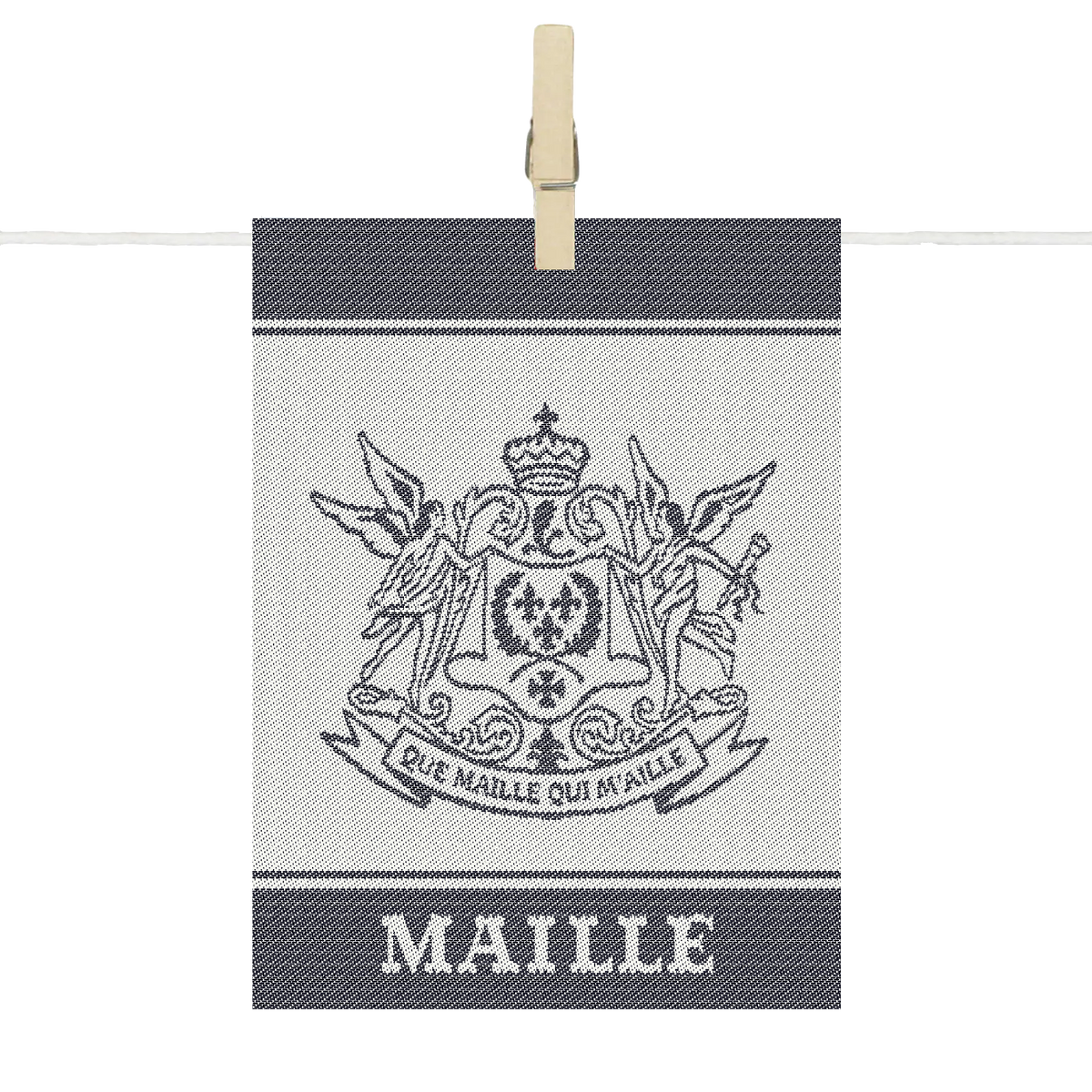 Para-tapas Maille en textile écru et noir, orné du blason emblématique de la Maison Maille et de la devise « Que Maille qui Maille ».