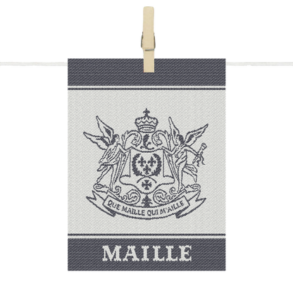 Para-tapas Maille en textile écru et noir, orné du blason emblématique de la Maison Maille et de la devise « Que Maille qui Maille ».