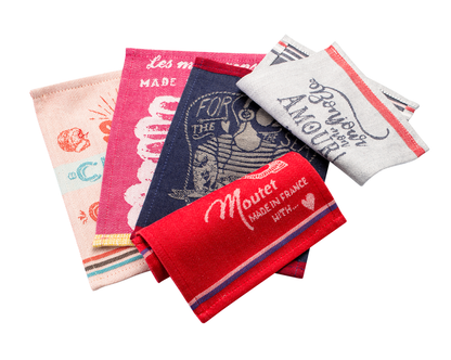 Assortiment de para-tapas colorés aux motifs inspirés de l’art de vivre français, incluant les modèles « Bonjour mon Amour ! », « Moure » et d’autres créations décoratives.