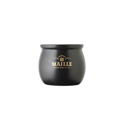 Pot à sauce Maille en céramique noire mate, inspiré des moutardières emblématiques de la Maison Maille. Orné du logo Maille doré et de la mention « Maison fondée en 1747 », ce contenant au design élégant et contemporain apporte une touche raffinée à la présentation de la moutarde à table.