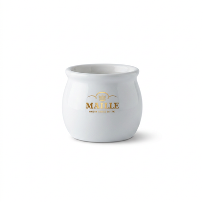 Pot à sauce Maille en céramique blanche brillante, inspiré des moutardières emblématiques de la Maison Maille. Orné du logo Maille doré et de la mention « Maison fondée en 1747 », ce contenant élégant au design intemporel est idéal pour présenter et servir la moutarde à table.