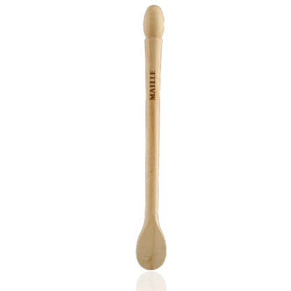 Cuillère de dégustation Maille en bois naturel de 200 mm, gravée du logo Maille sur le manche. Son format compact et sa forme arrondie sont spécialement conçus pour prélever, mélanger et déguster moutardes, sauces et condiments. Son design sobre et authentique s’inscrit dans l’univers gastronomique et artisanal de la Maison Maille.