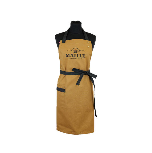 Tablier de cuisine Maille couleur camel avec logo noir imprimé sur la poitrine. Il est doté de liens noirs à nouer à la taille, d’un tour de cou noir ajustable et d’une poche avant pratique agrémentée d’un détail contrasté noir. Élégant et fonctionnel, ce tablier associe des finitions soignées à l’univers gastronomique raffiné de la Maison Maille.