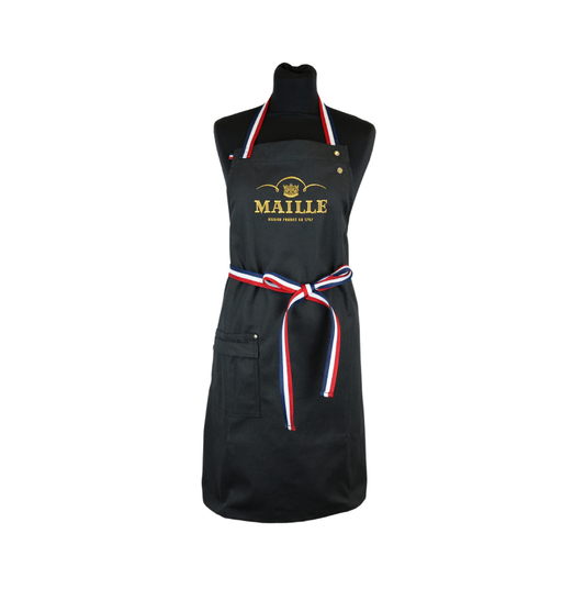 Tablier de cuisine Maille noir avec logo doré imprimé sur la poitrine. Il est doté d’une grande poche avant, de liens tricolores bleu, blanc et rouge à nouer à la taille et d’un tour de cou assorti. Les détails dorés et les finitions soignées soulignent l’élégance et le savoir-faire de la Maison Maille, dans un style inspiré de l’art de vivre à la française.