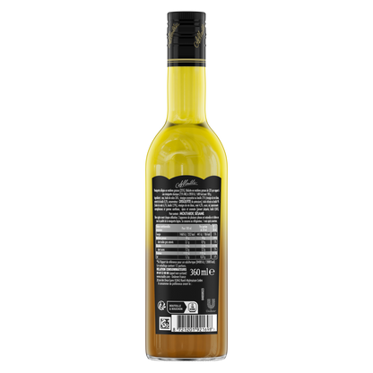 Vue arrière de la vinaigrette légère Maille au basilic avec pointe de miel, format 36 cl. Le dos de la bouteille en verre présente les informations produit, la liste des ingrédients, les valeurs nutritionnelles, le code-barres, les consignes de recyclage et les mentions légales. La vinaigrette aux teintes dorées et ambrées est visible à travers la bouteille, qui est détourée sur fond transparent.