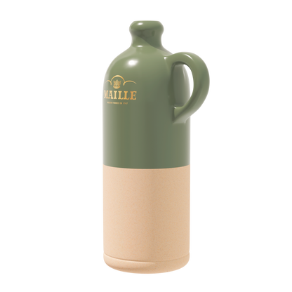 Cruche Maille en céramique bicolore vert sauge brillant et beige naturel, présentée en vue de trois quarts sur fond clair. Son anse arrondie et ses lignes épurées mettent en valeur son design élégant, tandis que le logo Maille doré apporte une touche raffinée.