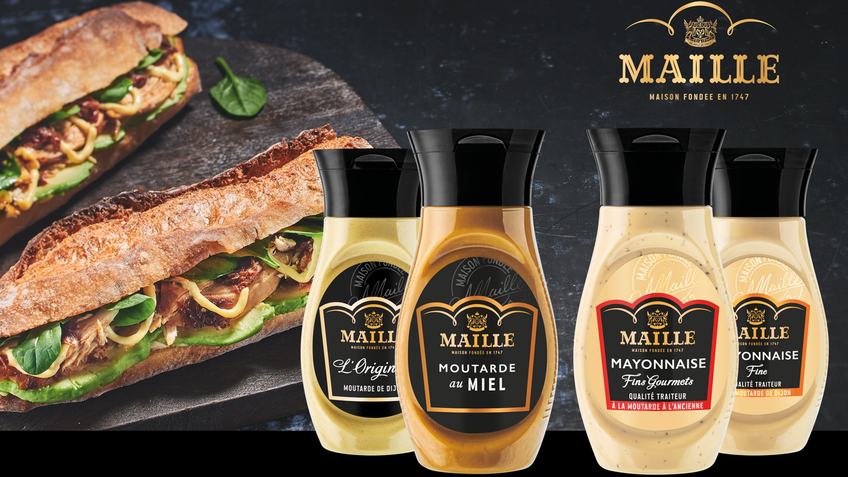 Sélection de sauces et condiments Maille comprenant moutarde de Dijon, moutarde au miel et mayonnaises fines, présentée aux côtés d'un sandwich gourmand dans une ambiance de restauration premium.