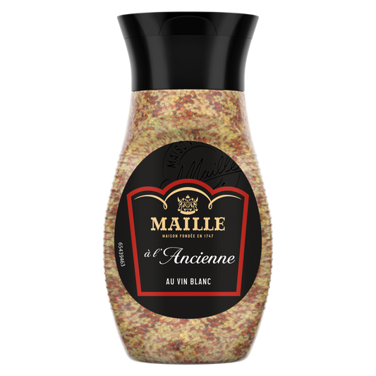 Moutarde à l’Ancienne au vin blanc Maille présentée dans son flacon souple transparent avec bouchon noir. La moutarde aux grains visibles est mise en valeur par une étiquette noire et rouge portant la signature de la Maison Maille.