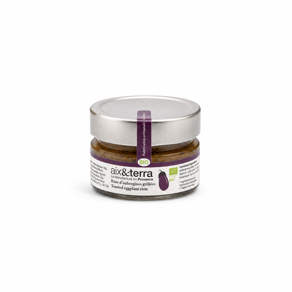 Pot de riste d’aubergines grillées bio Aix & Terra présenté sur fond clair. Conditionné dans un bocal en verre avec couvercle argenté, le produit arbore une étiquette violette et blanche illustrée d’une aubergine, avec la mention « Riste d’aubergines grillées ».
