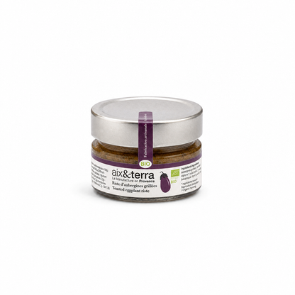Pot de riste d’aubergines grillées bio Aix & Terra présenté sur fond clair. Conditionné dans un bocal en verre avec couvercle argenté, le produit arbore une étiquette violette et blanche illustrée d’une aubergine, avec la mention « Riste d’aubergines grillées ».