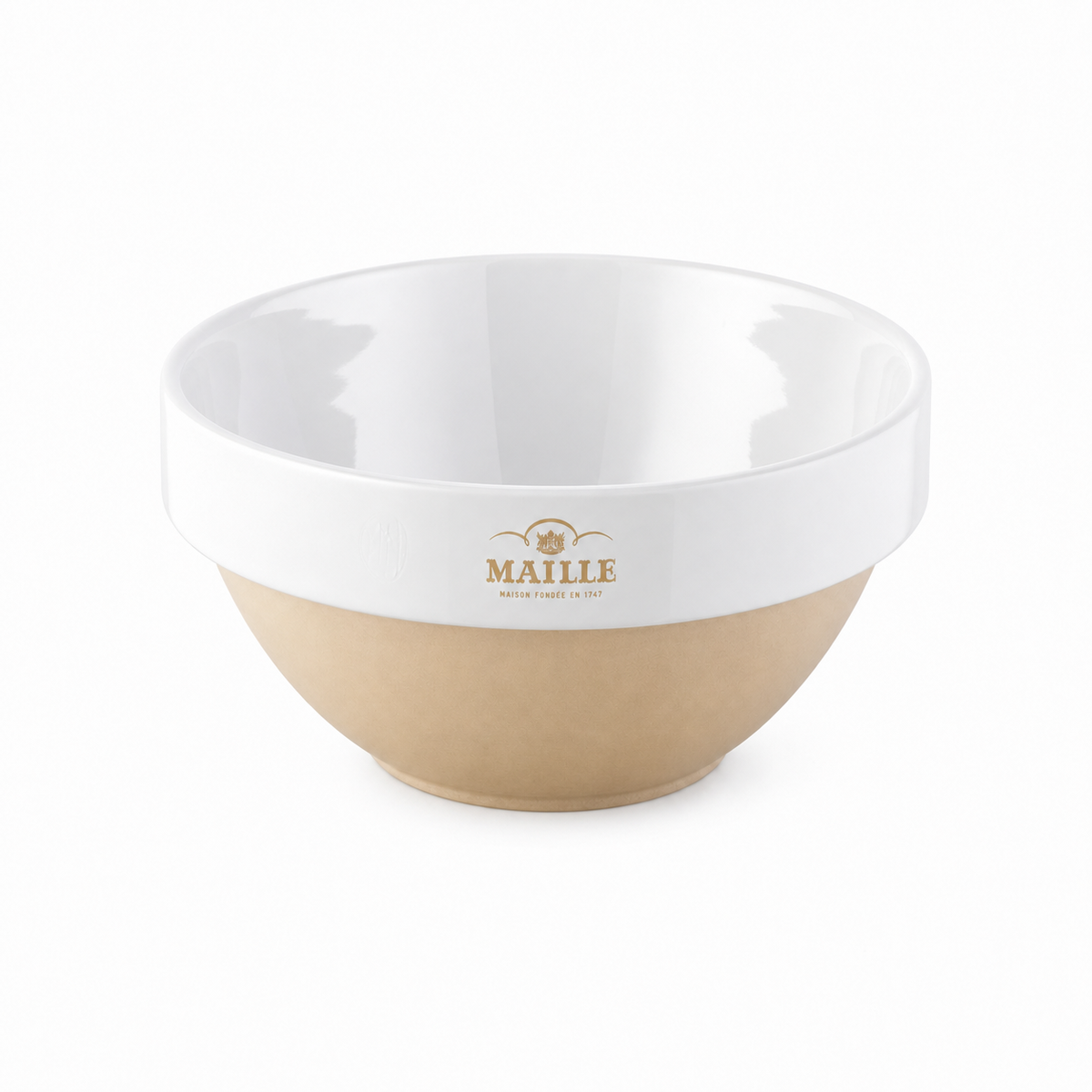 Saladier Maille en céramique bicolore avec intérieur et bordure blanc brillant et extérieur beige mat. Le logo Maille, en finition dorée, est visible sur la face avant du saladier présenté sur fond clair.