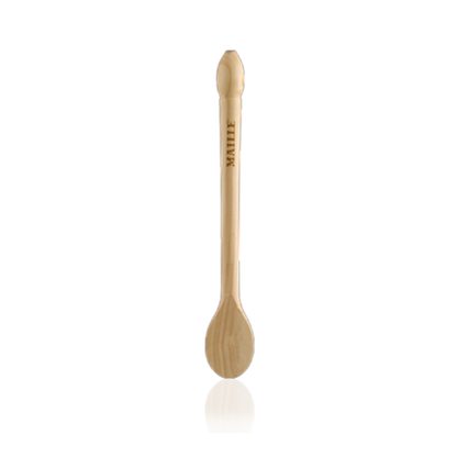 Cuillère de dégustation Maille en bois naturel de 125 mm, gravée du logo Maille sur le manche. Son format compact et sa forme arrondie sont spécialement conçus pour prélever, mélanger et déguster moutardes, sauces et condiments. Son design sobre et authentique s’inscrit dans l’univers gastronomique et artisanal de la Maison Maille.