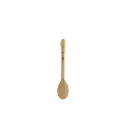 Cuillère de dégustation Maille en bois naturel de 90 mm, gravée du logo Maille sur le manche. Son format compact et sa forme arrondie sont spécialement conçus pour prélever, mélanger et déguster moutardes, sauces et condiments. Son design sobre et authentique s’inscrit dans l’univers gastronomique et artisanal de la Maison Maille.